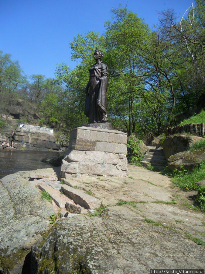 Скульптура Равноапостольной Киевской княгини Ольги, что была открыта 24 июня 2008 года.