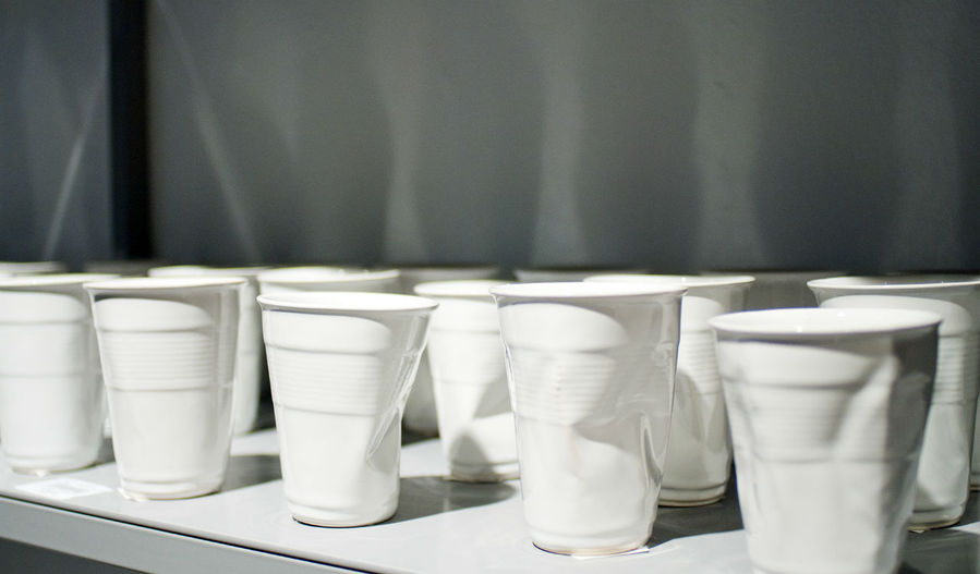 Постмодернизм — это фарфоровые чашки на полке магазина в виде мятых пластиковых стаканчиков. Париж, Франция