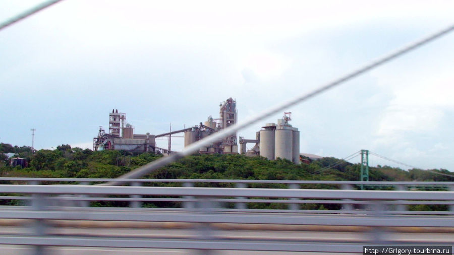 Завод слева от моста Ла-Романа, Доминиканская Республика