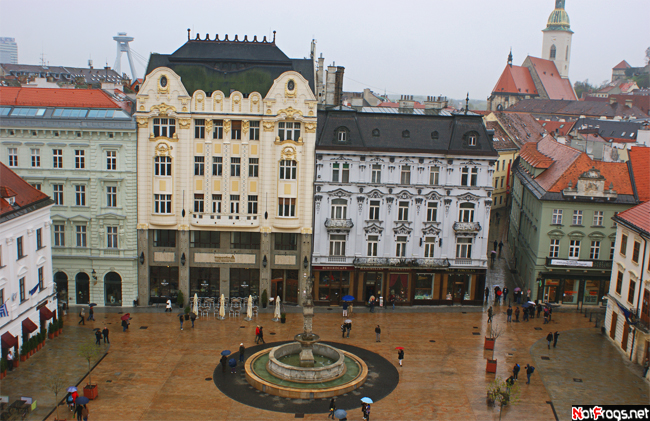 Вид на Главную площадь с башни Старой ратуши Братислава, Словакия