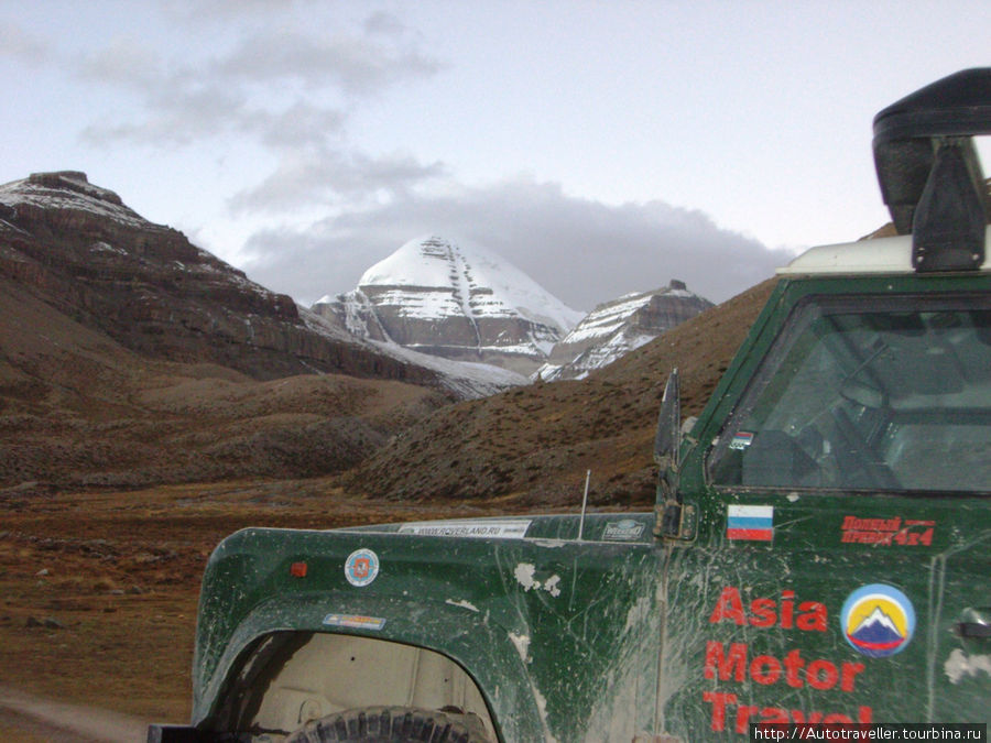 Это Тибет. Вдали — Кайлас. Когда снег немного стает — четко видна свастика на горе.