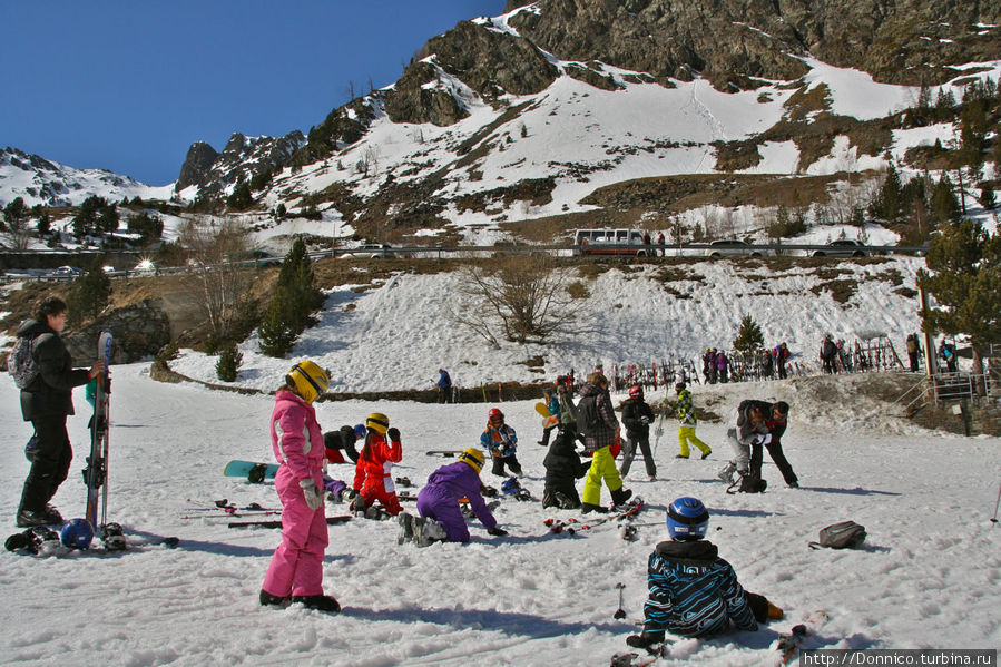 дети веселятся, играют в снежки, борются Аркалис, Андорра
