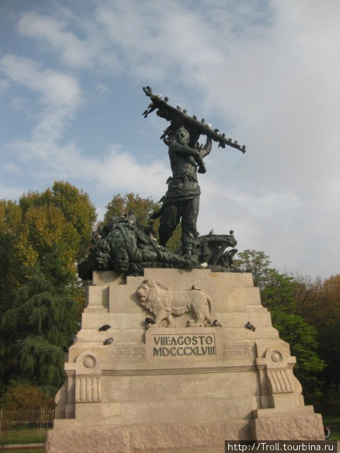 Монументальный памятник павшим партизанам — почти не видный из-за голубей Болонья, Италия