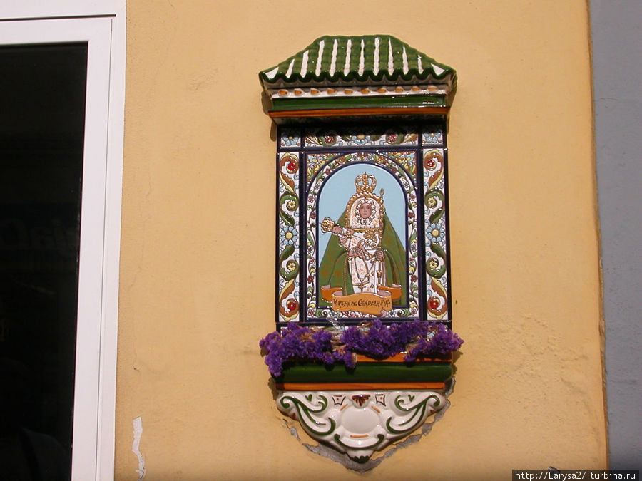 Такой образ Девы Канделарии прямо на улице на жилом доме Канделария, остров Тенерифе, Испания