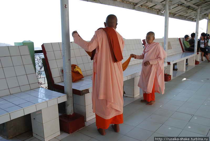 Послушники и монахи Мьянма