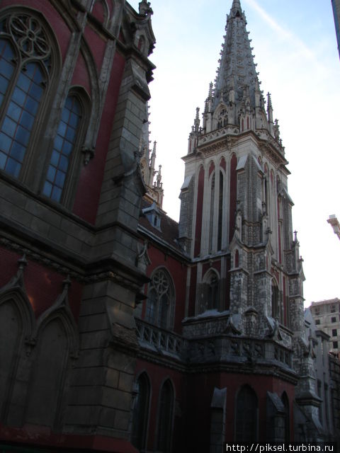 Вид сбоку на левую башню собора Киев, Украина