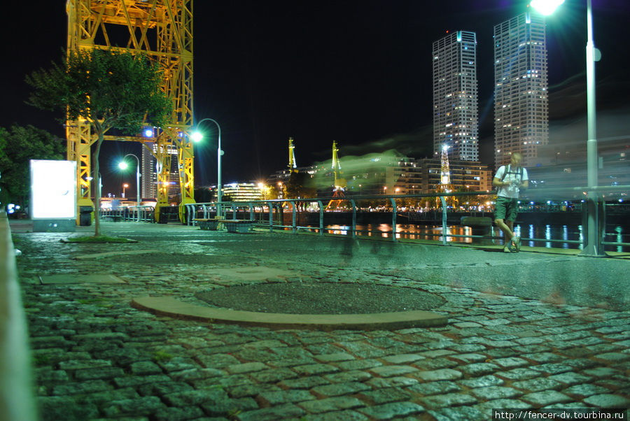 В вечернее время людей  на набережных на удивление почти нет Буэнос-Айрес, Аргентина