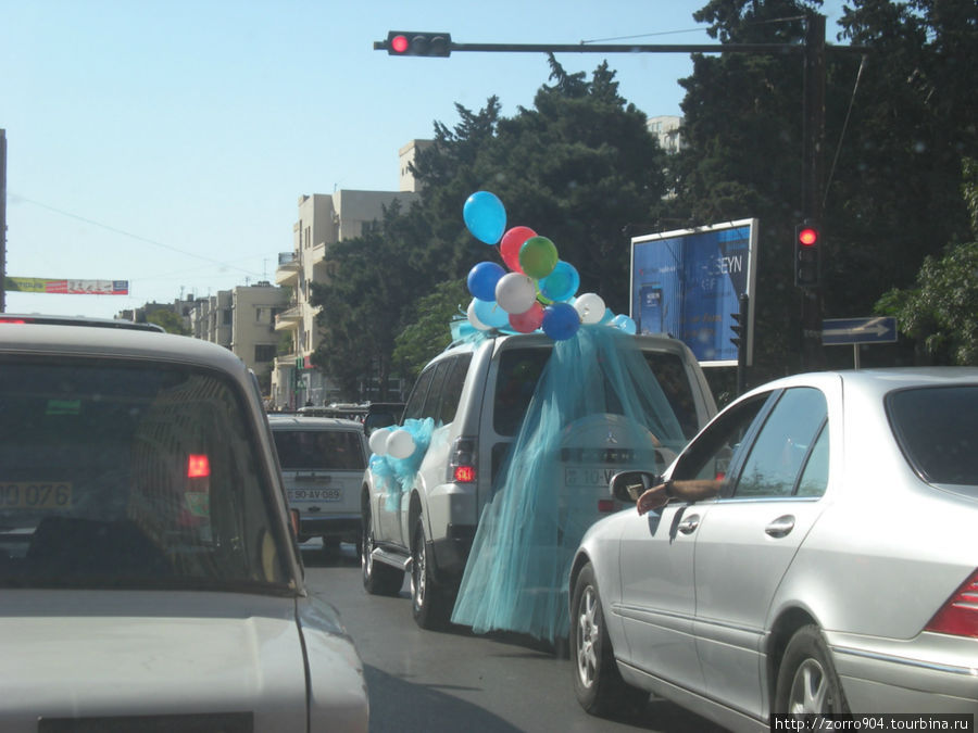 Путь из роддома домой:)))
Когда рождается ребенок, некоторые бакинцы таким образом наряжают свои машины. Баку, Азербайджан