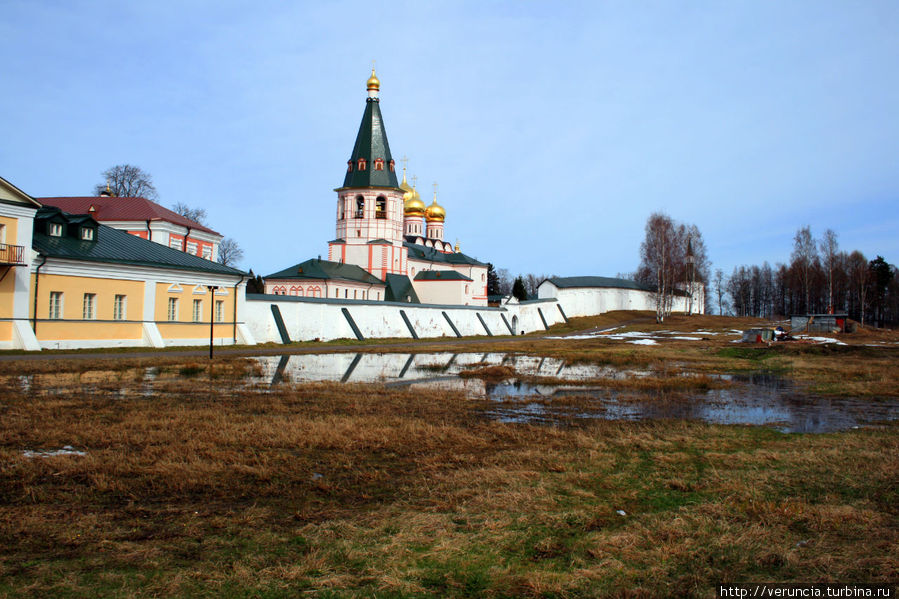 Известный монастырь на тракте Петербург-Москва Валдай, Россия