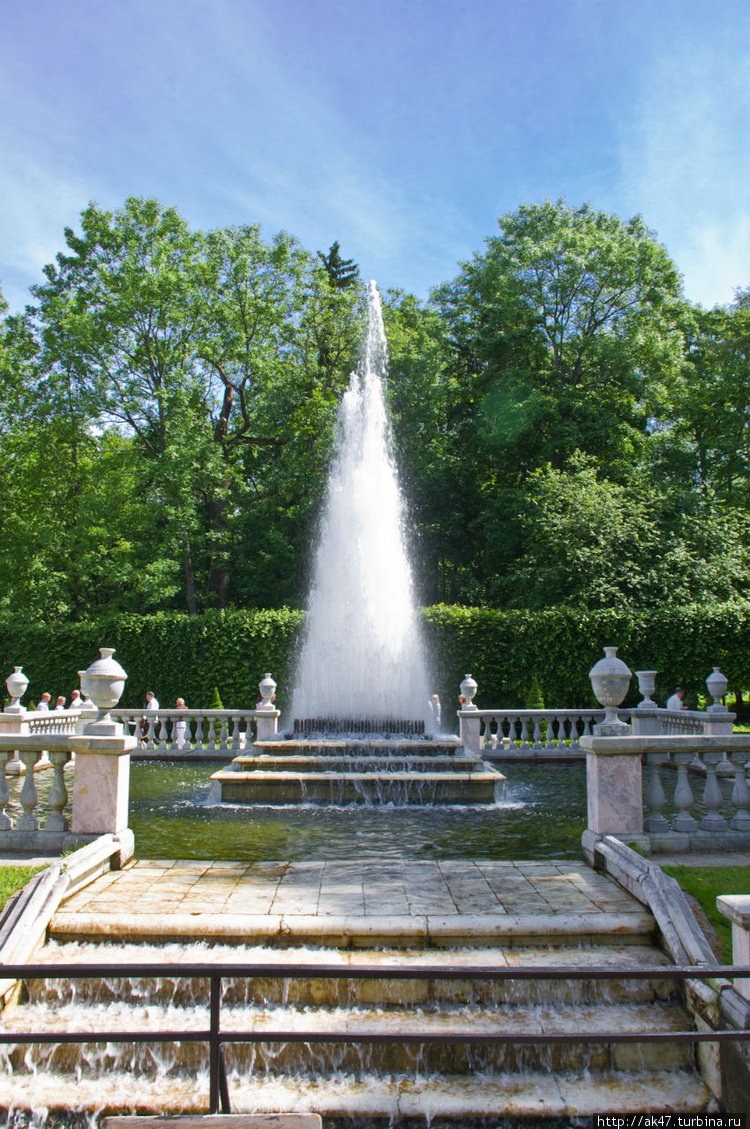 Нижний парк, фонтан Пирам