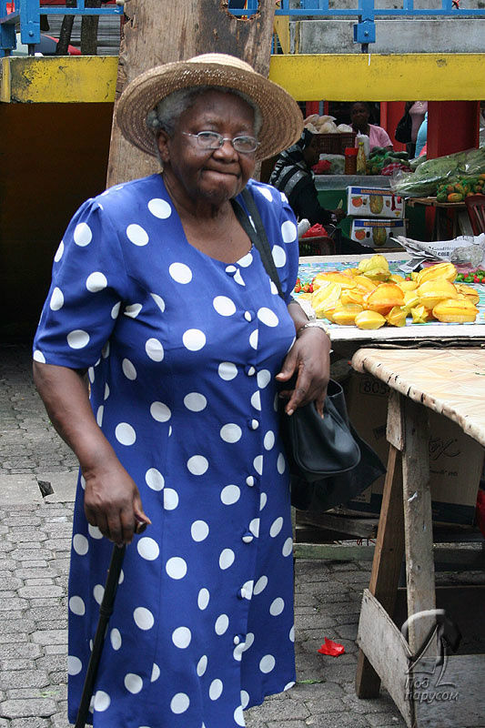 Креольская бабушка. На рынке мы встретили очень много колоритных и очень красивых людей. Сейшельские острова