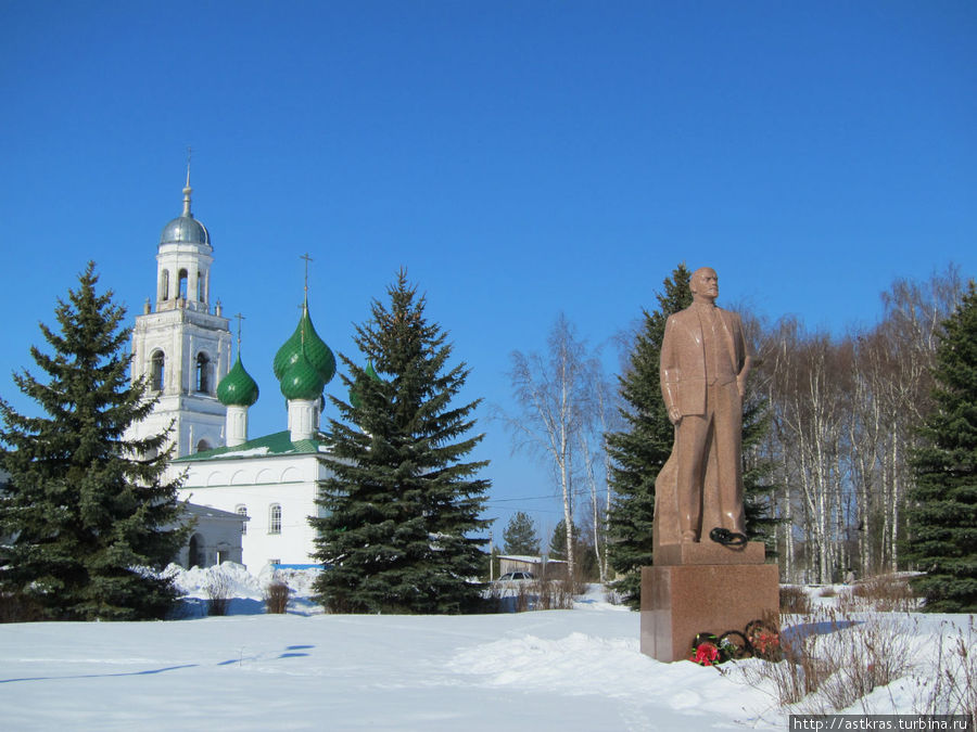 на площади —  блестящий (в прямом смысле — на солнце) памятнику Ильичу Пошехонье, Россия