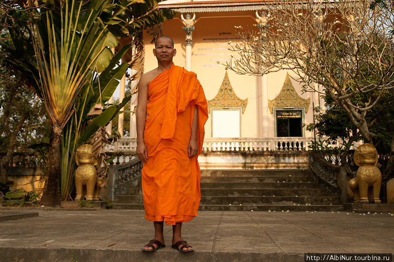 Ок Сари,  старший монах Prey Chlak Pagoda, Svay Reing. Камбоджа