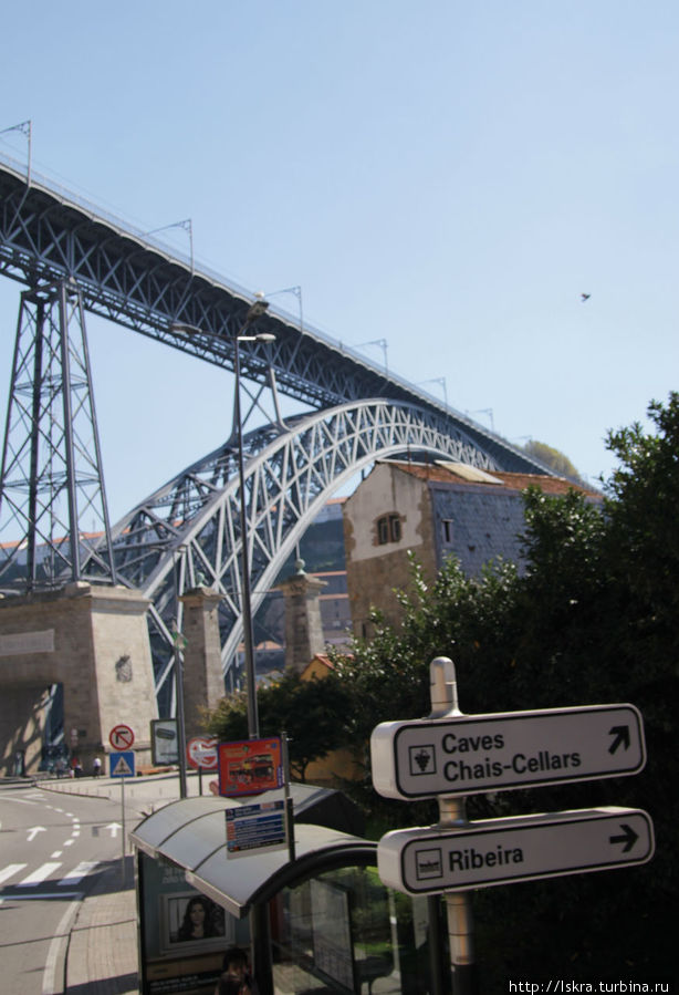 По мосту Луиша 1 можно перейти на другую сторону как вверху (там ходит поезд метро), так и внизу — там дорога для машин. Порту, Португалия