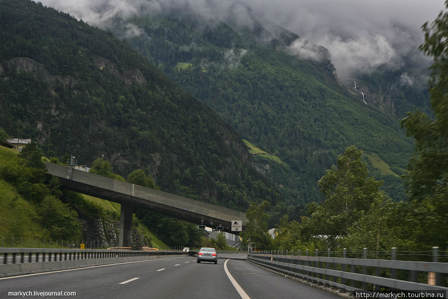 Через несколько километров мы съедем с шоссе и по извилистому серпантину устремимся на высоту 2100 м. Андерматт, Швейцария