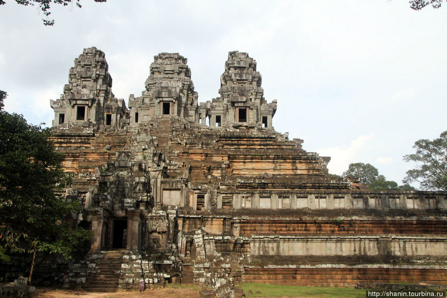 Пирамида с прангами — Бантей Самре Ангкор (столица государства кхмеров), Камбоджа