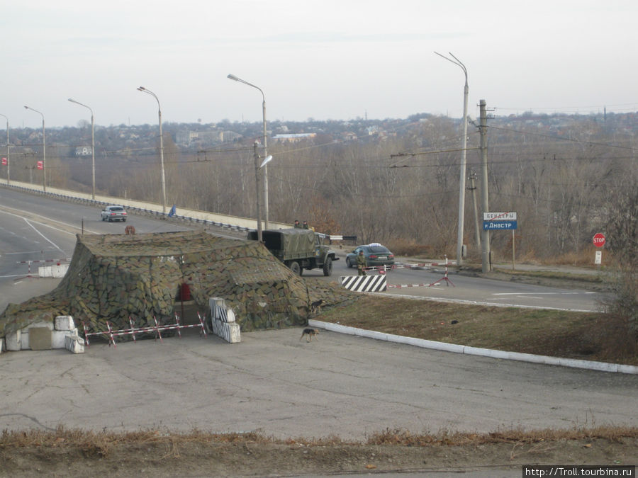 Напоминание о том, что дела военные не так уж далеко — миротворческий пост на мосту через Днестр Бендеры, Приднестровская Молдавская Республика