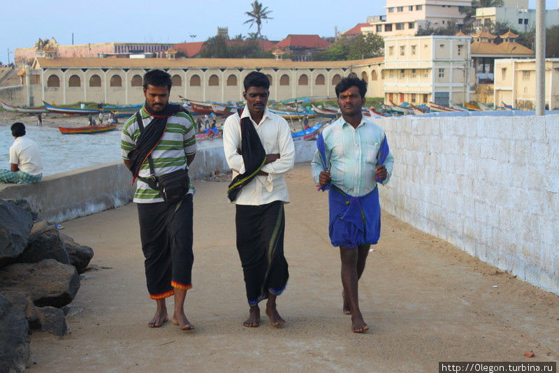 Паломники при утренней прогулке Каньякумари, Индия