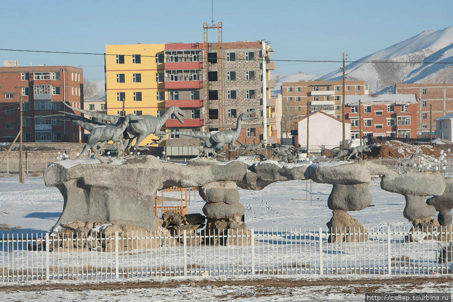 А вот и они — самое странное, что можно встретить в столице монгольского аймака — динозавры!!! Баянхонгор, Монголия