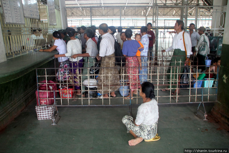 На столичном железнодорожном вокзале Янгон, Мьянма