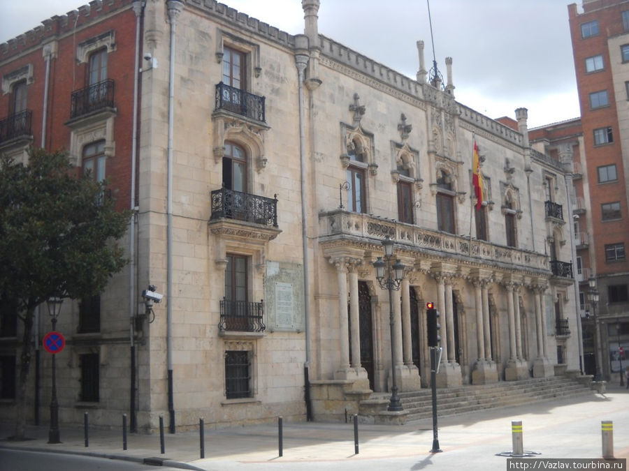 Палаццо косит под старину Бургос, Испания