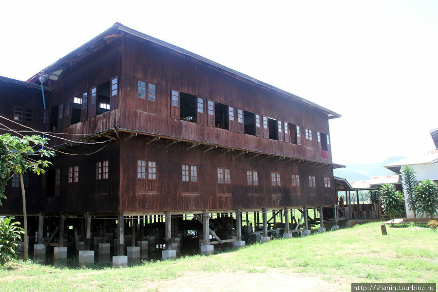 Двухэтажное здание монашеского общежития Ньяунг-Шве, Мьянма