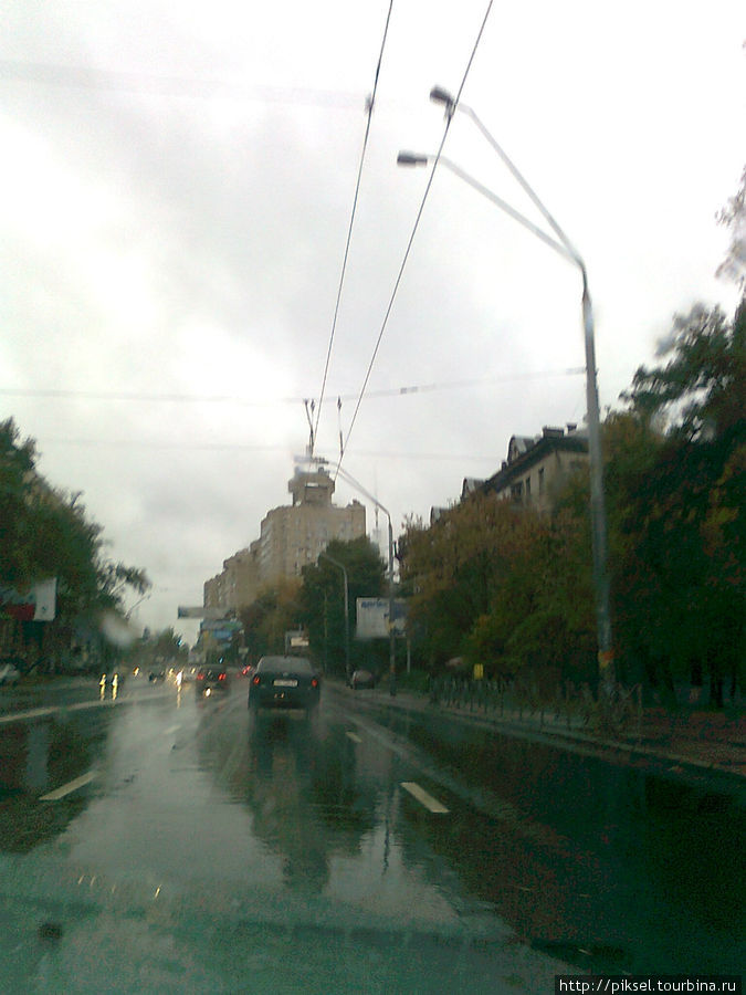 Дождь из окна такси. (камерой моб.телефона) Киев, Украина