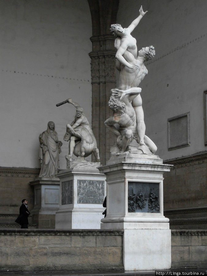 Похищение сабинянок (1583)  и Геракл и Кентавр (1599)  скульптора Джамболонья. Говорят, название Похищение сабинянок появилось гораздо позже скульптуры, а изначально Джамболонье просто хотелось попытаться изобразить 3 фигуры в вертикальном вращении. Флоренция, Италия