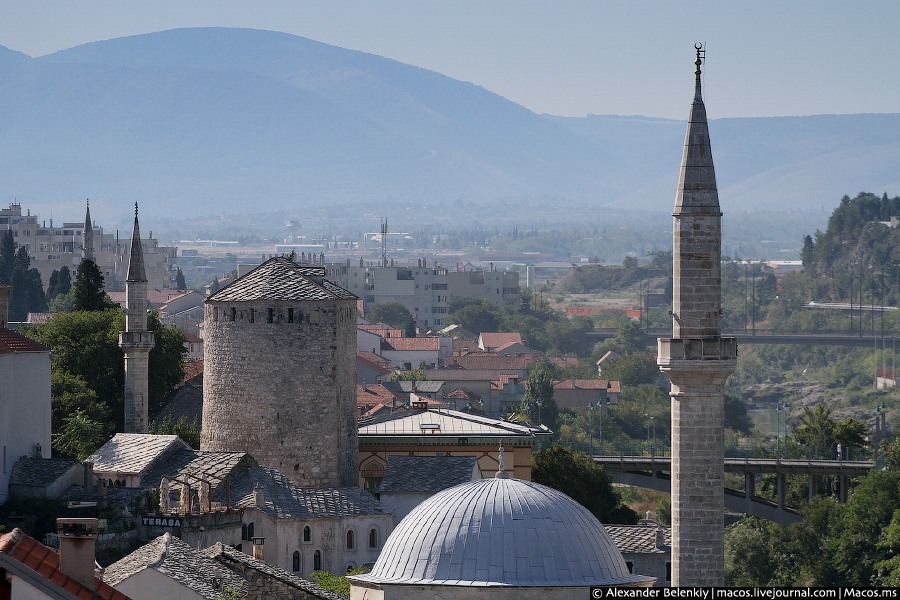 А еще в центре города можно залеть на мечеть и посмотреть на обе стороны Мостара. Мостар, Босния и Герцеговина