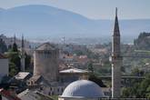 А еще в центре города можно залеть на мечеть и посмотреть на обе стороны Мостара.