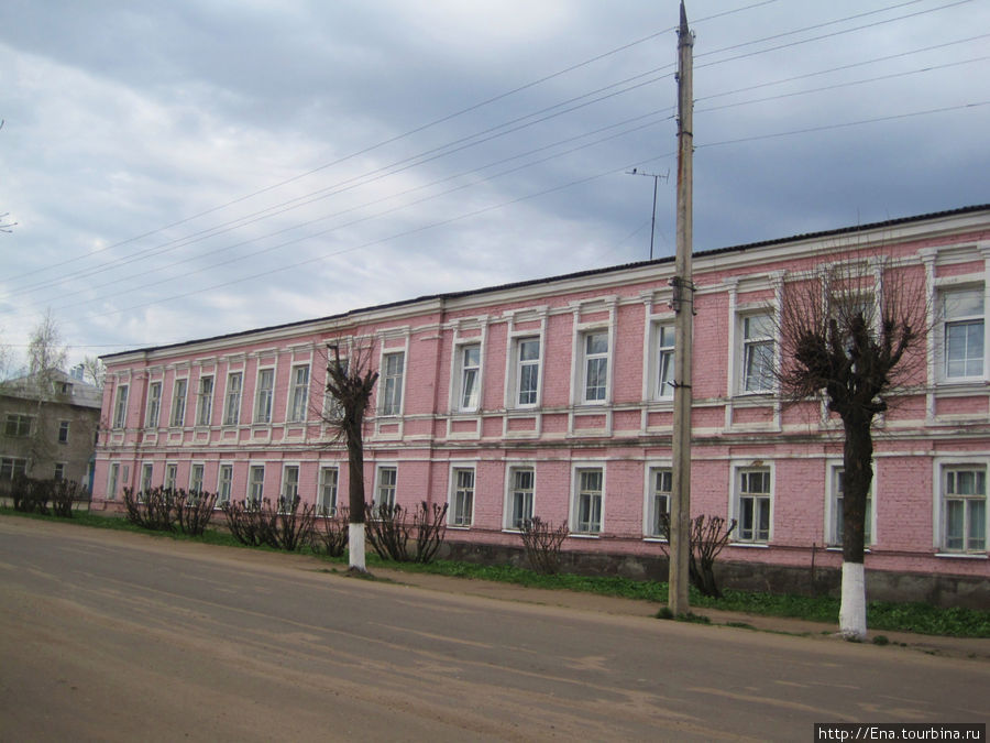 Длинное розовое здание Любим, Россия