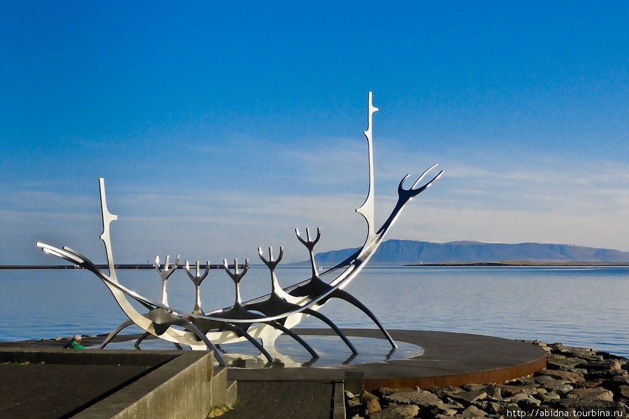 Памятник «Ладья викингов» — символ города Рейкьявик, Исландия