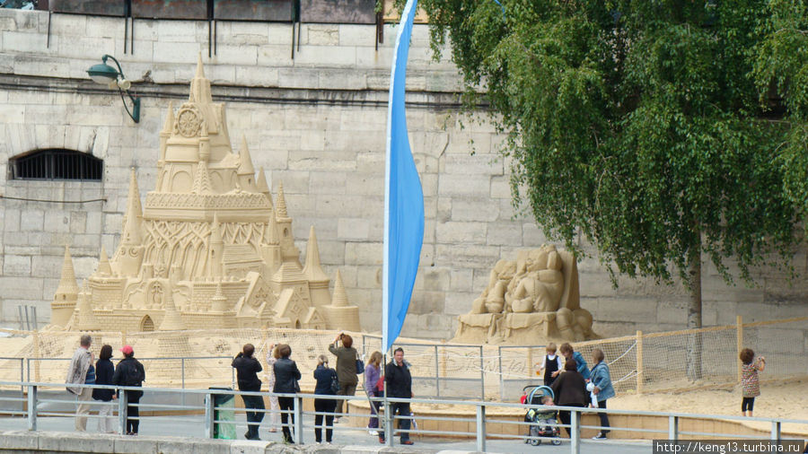 Фигуры из песка на противоположном берегу Париж, Франция