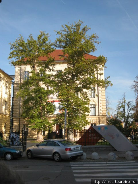 Здание музея как бы спряталось стеснительно за деревьями Любляна, Словения