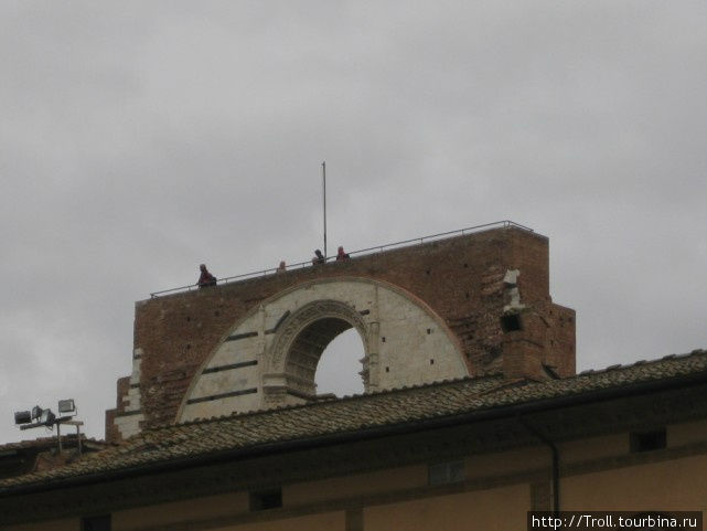 Смотровая площадка рядом, на остатке какой-то из связанных с собором конструкций Сиена, Италия