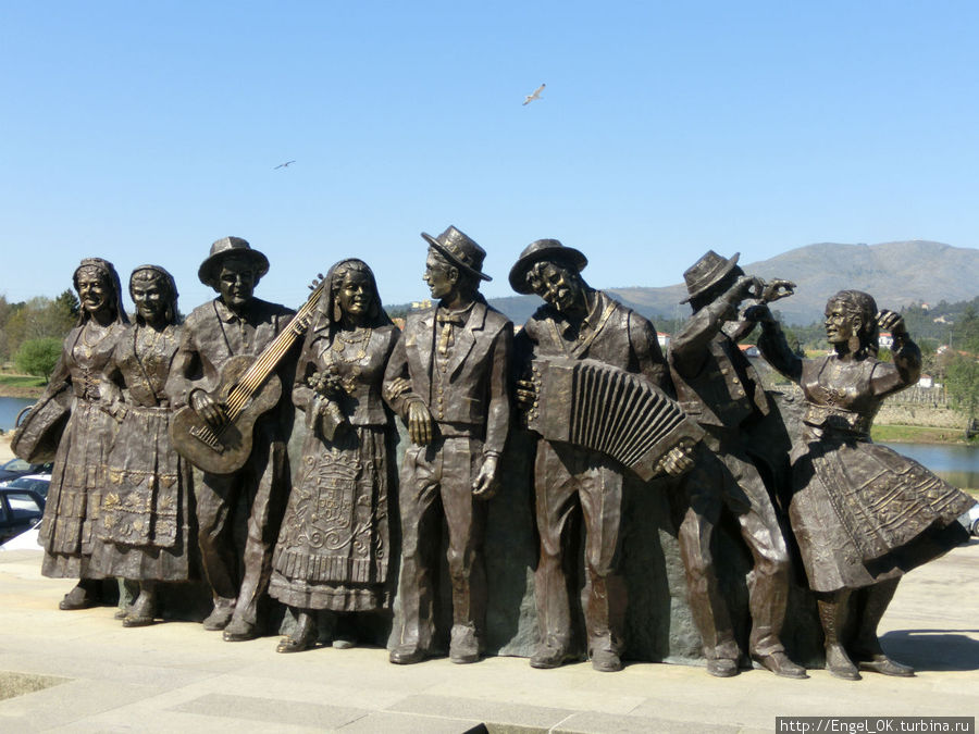 памятник неунывающему португальскому народу в Понте де Лима Португалия