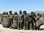 памятник неунывающему португальскому народу в Понте де Лима