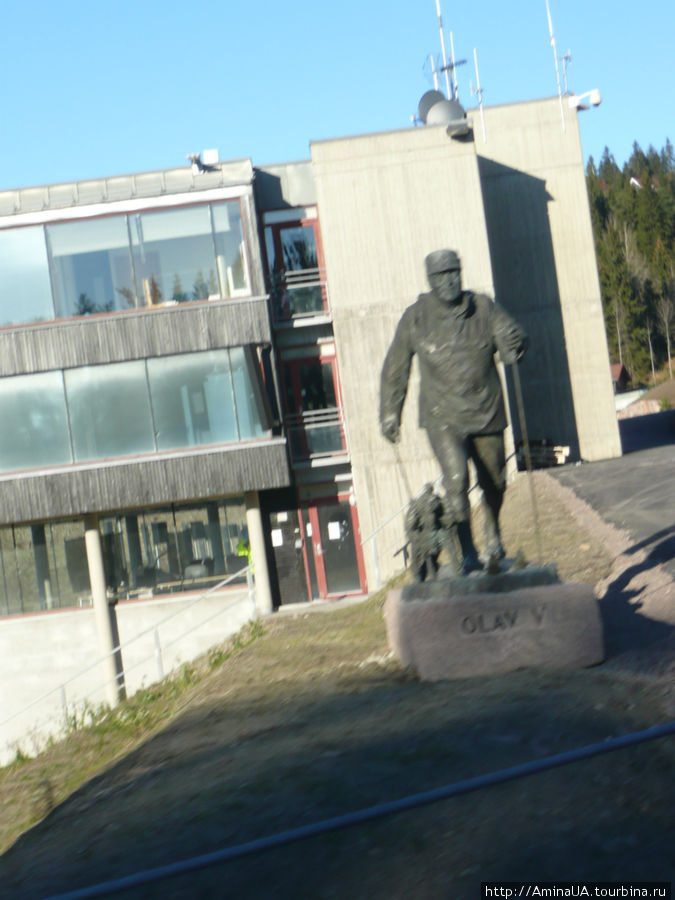 памятник королю Норвегии, как и все — бежит на лыжах Осло, Норвегия