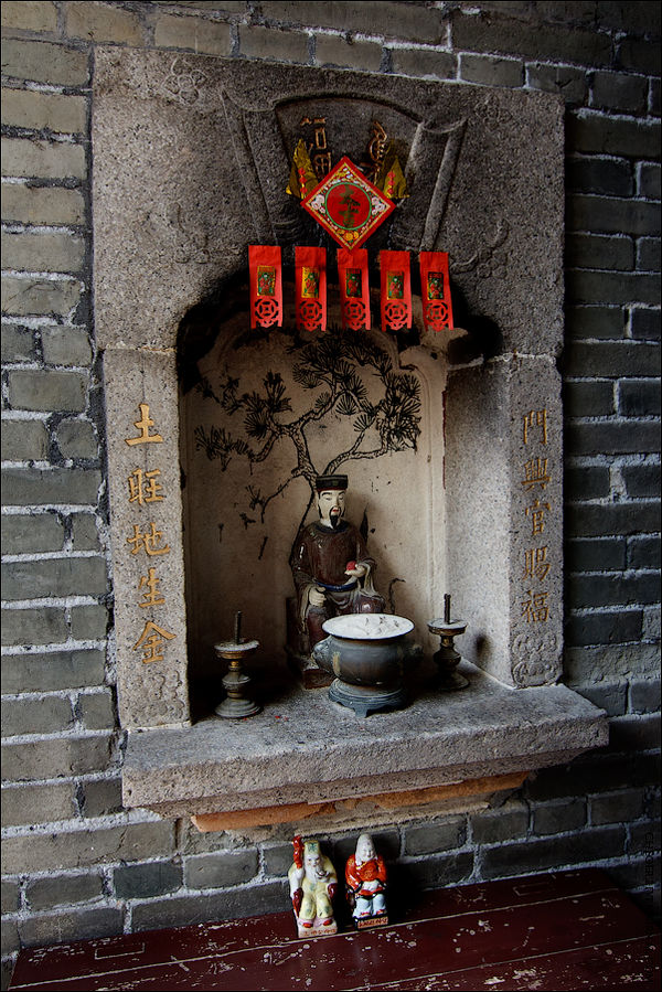 Был в этом комплексе и храм, Hung Shing, построенный тут все тем же кланом Танг в 1767 году. Йуэн-Лонг, Гонконг
