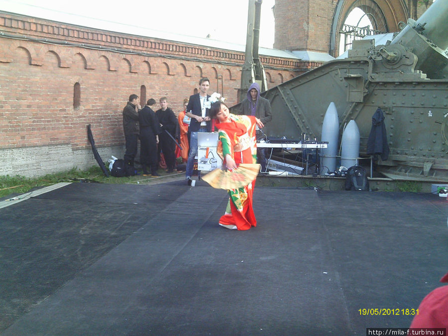 Предворяя выступление самураев, для нас станцевала гейша. Санкт-Петербург, Россия