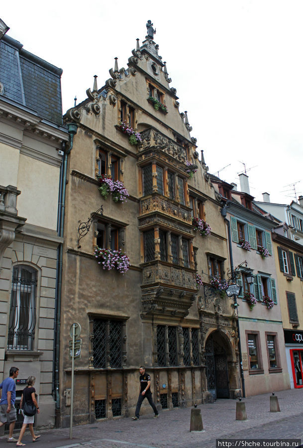 Дом на голове. Дома с головами в европе. Валанс дом голов. Дом голов. Valence город во франции.