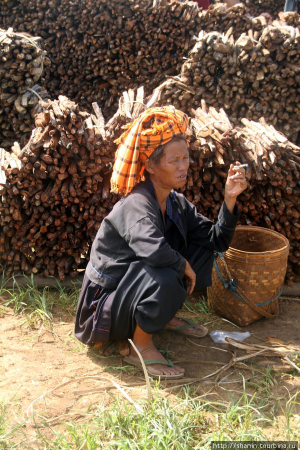 Торговка дровами на перекуре Ньяунг-Шве, Мьянма
