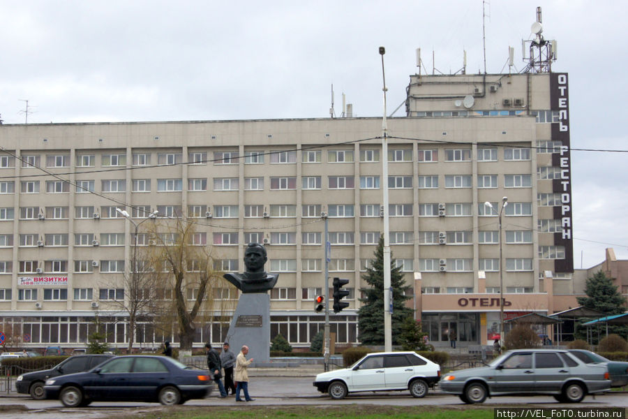 Гостиница и памятник Ю А Гагарину Новочеркасск, Россия