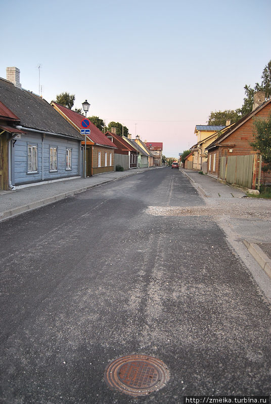 Улица Uus (Новая), дом вдалеке Хаапсалу, Эстония
