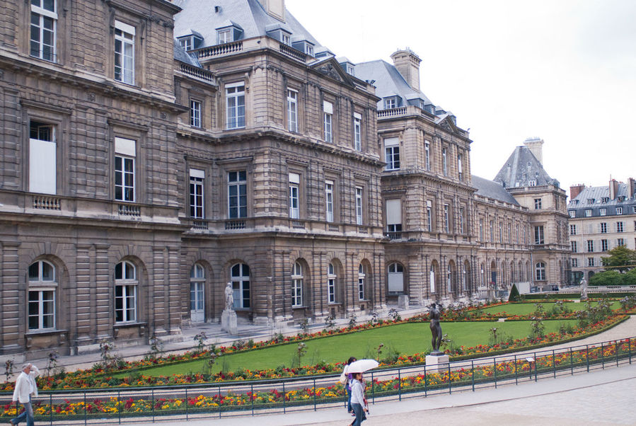 Скромный по парижским меркам Люксембургский дворец выглядит человечнее Лувра и уютней. Париж, Франция