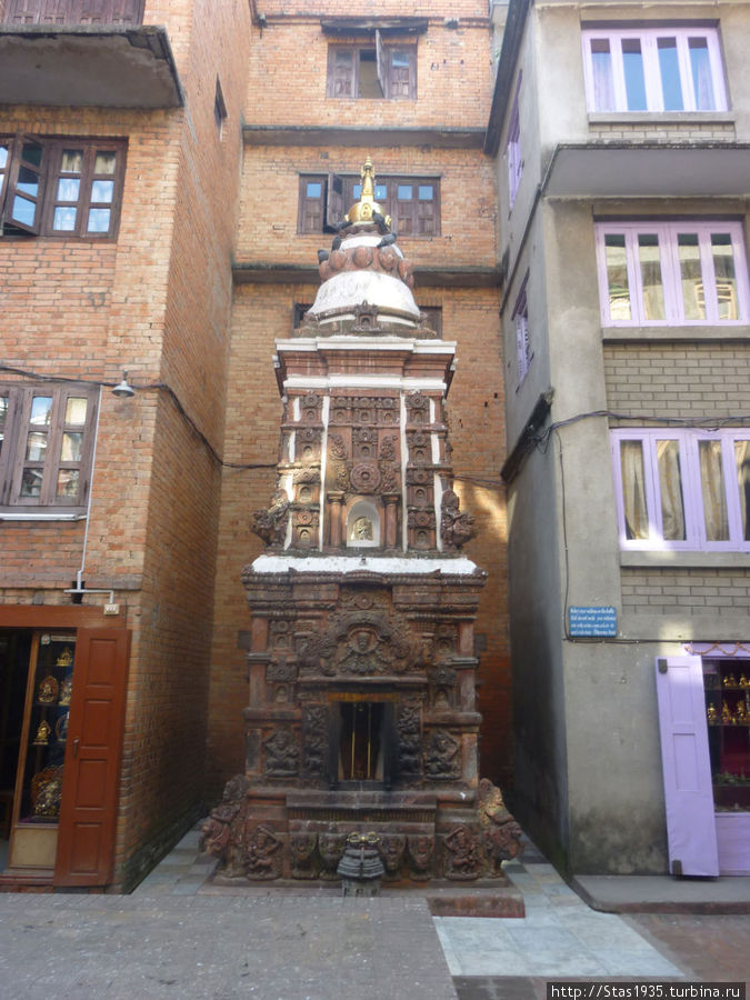 Патан. Храм Махабудха ( храм тысячи Будд ). Святилище матери принца    Гуатама. Патан (Лалитпур), Непал