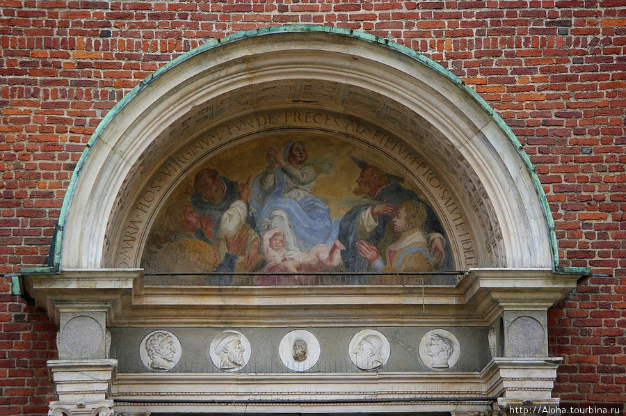 На фронтоне церкви Санта Мария делле Грацие. Милан, Италия