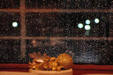 За окном дождь, а в кафе в преддверии Рождества тепло и уютно, будто в кают-компании.