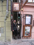 самая узкая улочка в Праге...на ней установлен светофор для прохода пешеходов. Ширина улочки составляет не больше полуметра