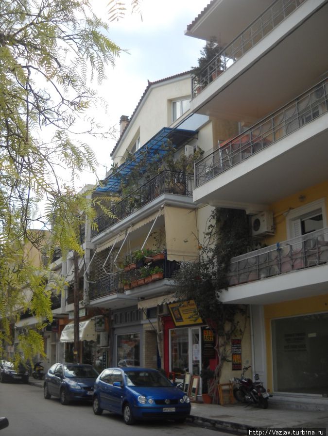 Улица в цвету Нафплио, Греция